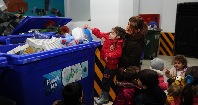 Karşıyaka'da çocuklar geri dönüşümü öğreniyor