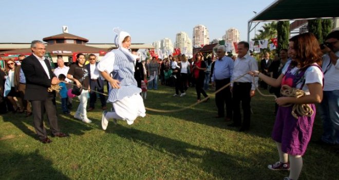 Karşıyaka'da çocuklara nostaljik eğlence