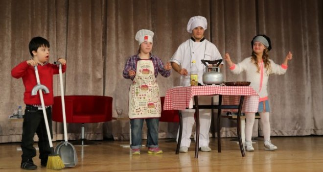 Karşıyaka'da engelleri sahnede aştılar...