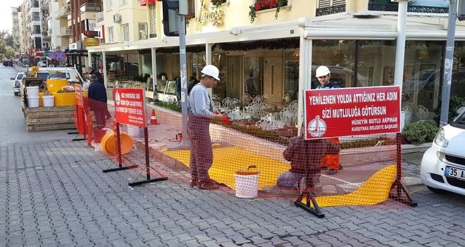 Karşıyaka'da engellilerin sarı çizgileri yenileniyor...