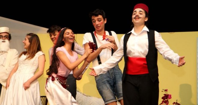 Karşıyaka'da genç tiyatrocular izleyenlerden tam not aldı