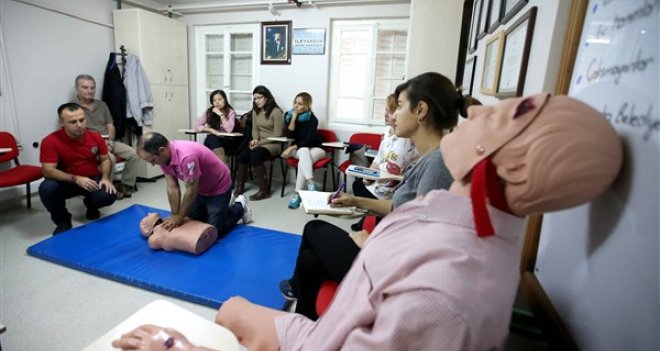 Karşıyaka’da ilk yardım gönüllüleri yetişiyor