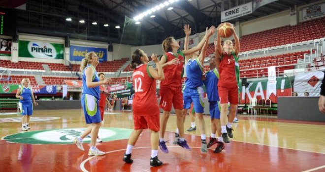 Karşıyaka'da kadınlar bu sefer sahada ter döktü...