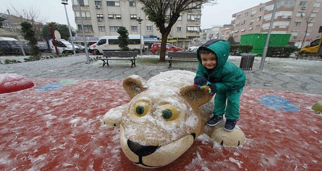 Karşıyaka'da kar sevinci
