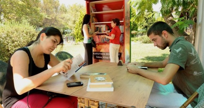 Karşıyaka'da kitap dayanışması...