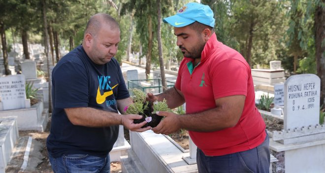 Karşıyaka’da mezarlıklar çiçeklerle donatıldı
