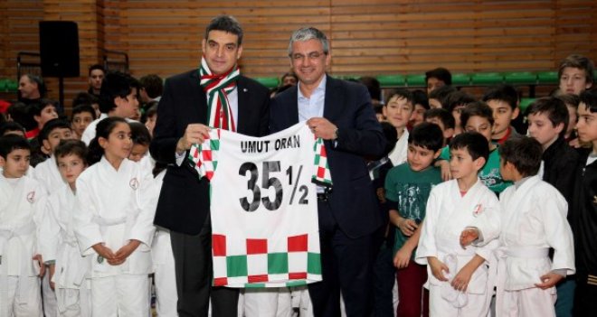 Karşıyaka'da minik sporculara eşofman dağıtıldı