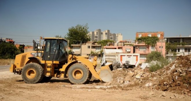 KARŞIYAKA’DA MOLOZ HAREKATI