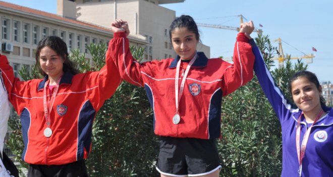 Karşıyaka'da öğrenciler Çanakkale Şehitleri için koştu