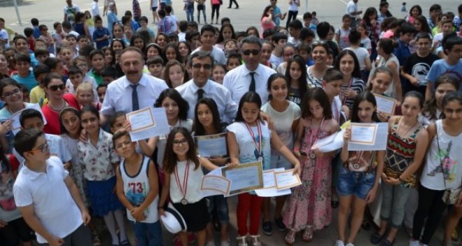 Karşıyaka'da öğrencilerin karne sevinci