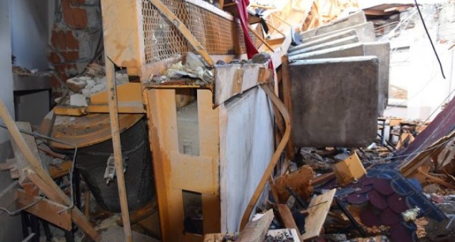 Karşıyaka'da okulun üzerine vinç devrildi...