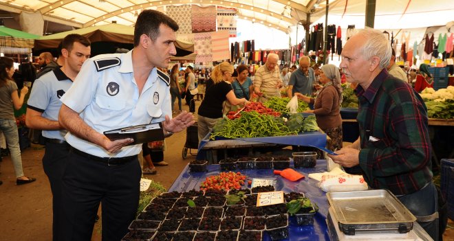 Karşıyaka'da pazaryerleri sıkı denetimde...