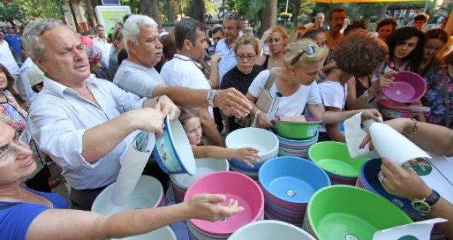 Karşıyaka'da sokak hayvanlarına yardım eli