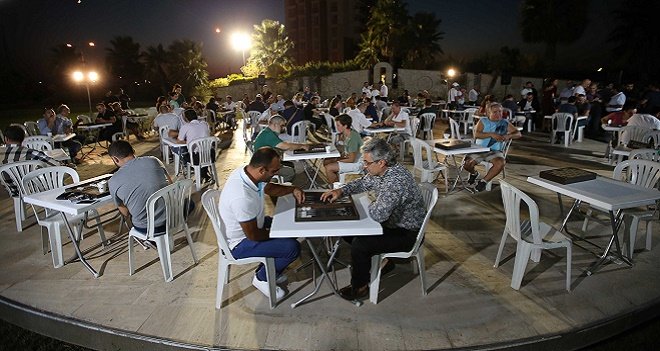 Karşıyaka'da tavla heyecanı yaşandı...