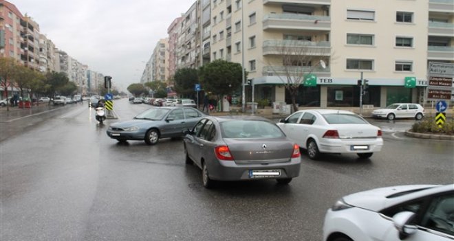 Karşıyaka’da trafik kaosa teslim