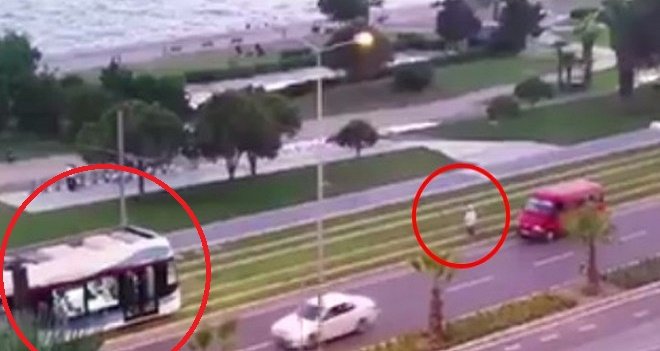 Karşıyaka'da tramvay namaz kılan vatandaşı bekledi