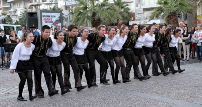 KARŞIYAKA'DA YAZ AKŞAMLARI SOKAKLAR ŞENLENİYOR