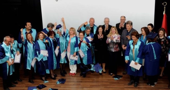 Karşıyaka'daki Aile Üniversitesi'nde mezuniyet sevinci