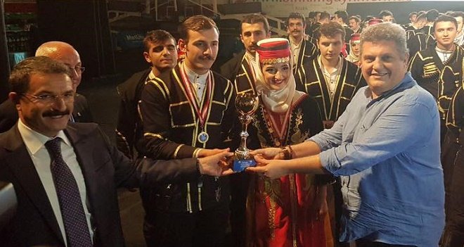 Karşıyaka'daki Halk Oyunları'nda Gaziemir Türkiye Şampiyonu...