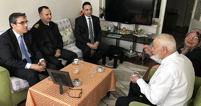 Karşıyaka'daki şehit ailelerini ziyaret ettiler