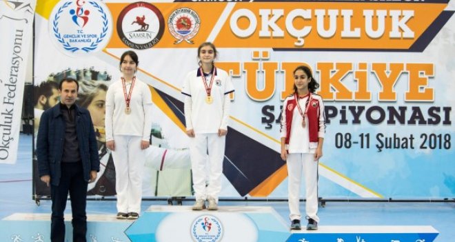 Karşıyakalı Azra Türkiye ikincisi