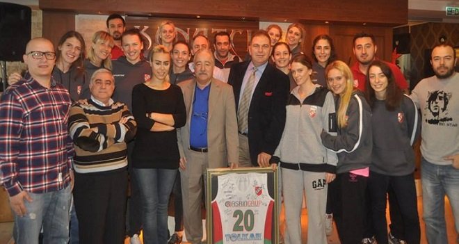 Karşıyakalı bayan voleybolcular Tolkar'la yemekteydi...