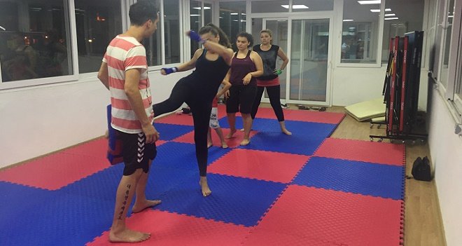 Karşıyakalı bayanlar kick boksa merak sardı...