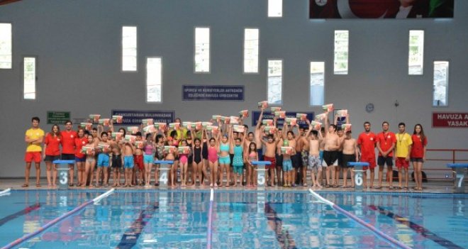 Karşıyakalı çocuklar havuzu çok sevdi...