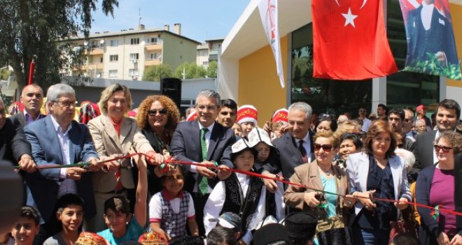Karşıyakalı çocukların kütüphanesi, dünya çocuklarıyla açıldı