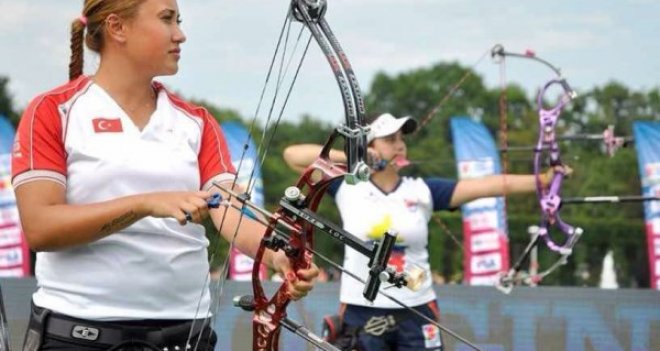 Karşıyakalı Ecem zirveye yürüyor