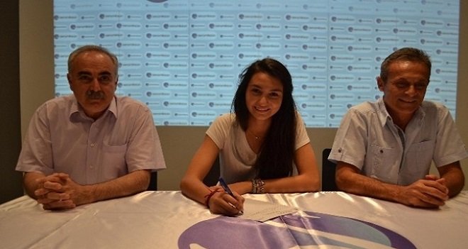 KARŞIYAKALI GENÇ MİLLİ BÜŞRA SERAMİKSAN'A GİTTİ