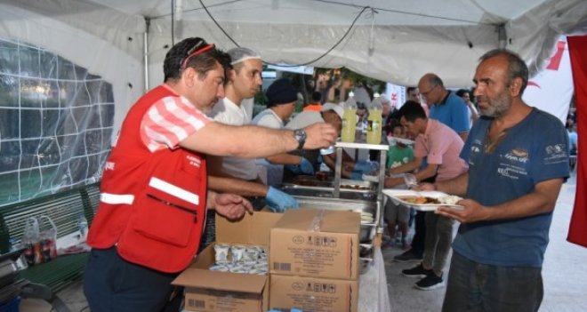 Karşıyakalı hayırseverler Kızılay'ın iftar sofrasında birleşti