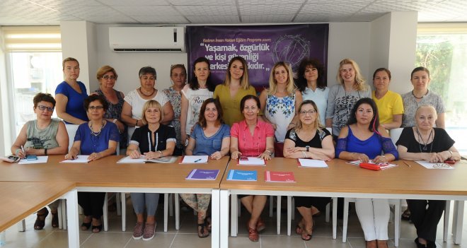 Karşıyakalı kadınlar haklarını öğreniyor