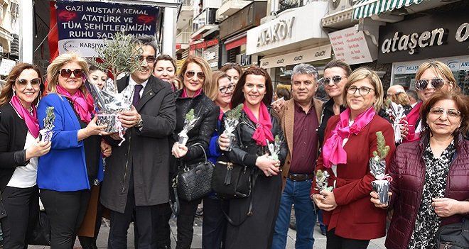 Karşıyakalı kadınlardan kaymakama zeytin fidanı…