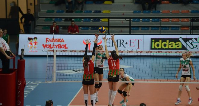 Karşıyakalı kızlar Bursa’da neşeli…