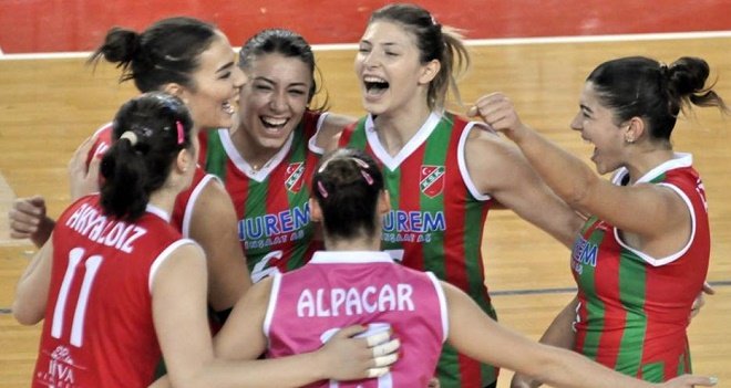 Karşıyakalı kızlar, Rota'yı şaşırmadı...