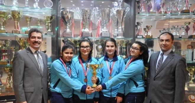 Karşıyakalı kızlar satrançta birinci