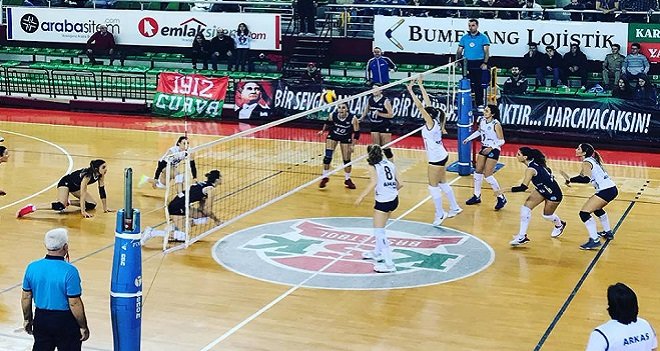 Karşıyakalı kızları Arkas terletti...