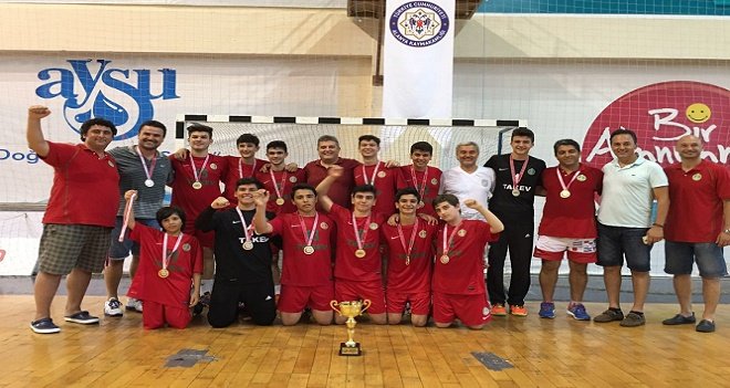 Karşıyakalı küçük hentbolcular Türkiye Şampiyonu