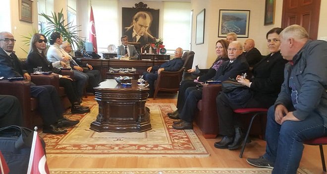Karşıyakalı muhtarlar Kuşadası Kaymakamı'nı ziyaret etti
