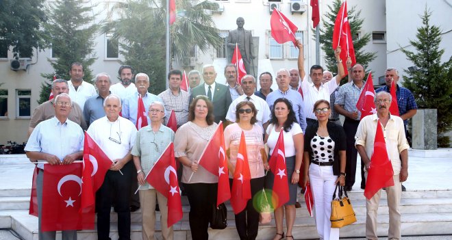 Karşıyakalı muhtarlardan ''darbe'' tepkisi