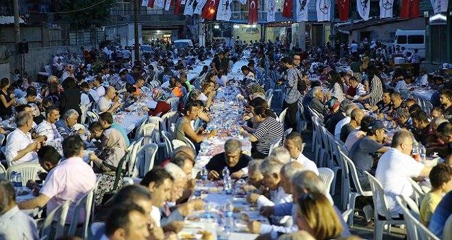 Karşıyakalı Romanlar iftarda buluştu