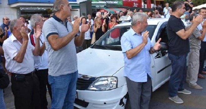 Karşıyakalı taksi dolmuşcular yine eylem yaptı...