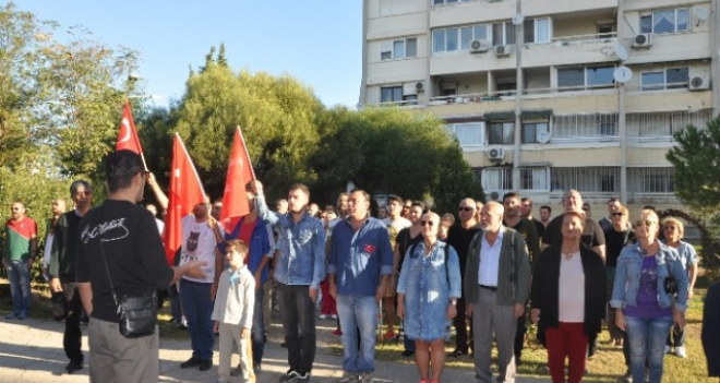 Karşıyakalı veliler okulun önünde andımızı okudu
