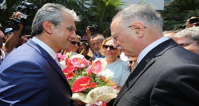 Karşıyakalılar, Ekmeleddin İhsanoğlu'nu bağrına bastı