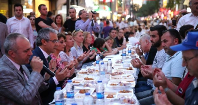 Karşıyakalılar hem iftarı hem sahuru birlikte yaptı