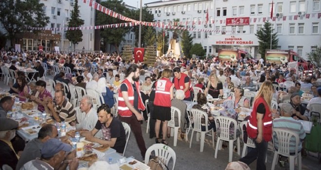 Karşıyakalılar Kızılay’ın geleneksel iftarında buluştu