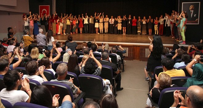 Karşıyakalılar tiyatroyu seviyor…