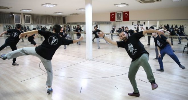 Karşıyakalı halk oyuncular şampiyonaya hazırlanıyor