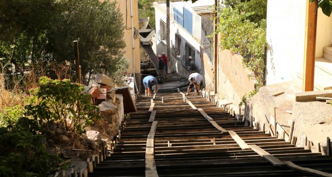 Karşıyaka'nın dik yokuşlarına merdivenli çözüm